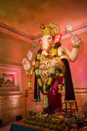 Téléchargez les photos : Une belle idole de Lord Ganesha adoré lors d'un mandat à Mumbai pour le festival Ganesh Chaturthi - en image libre de droit