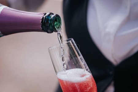 Téléchargez les photos : Gros plan d'une personne versant du champagne dans un verre - en image libre de droit