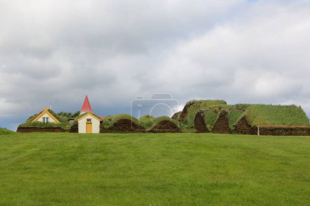 Téléchargez les photos : Les maisons de gazon historique dans Glaumbaer ferme dans un ciel couvert à Skagafjordur, Islande du Nord - en image libre de droit