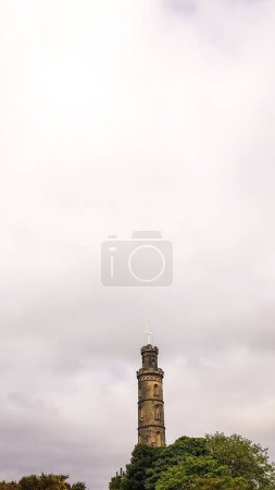 Téléchargez les photos : Un plan vertical de la partie supérieure du monument Nelson à Édimbourg, en Écosse - en image libre de droit