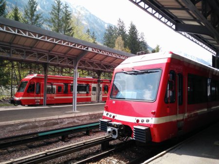 Téléchargez les photos : Gros plan des trains rouges suisses qui attendent à la gare de Coire, en Suisse - en image libre de droit