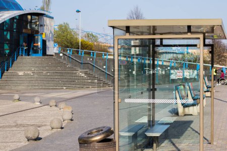 Téléchargez les photos : Un arrêt de bus à côté d'une station de métro à Prague en République tchèque par une journée ensoleillée - en image libre de droit