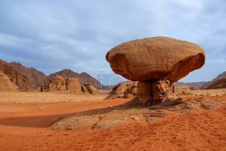 Téléchargez les photos : Une belle scène d'un rocher de champignon orange dans la réserve de Wadi Rum avec du sable orange et des rochers dans le village de Wadi Rum, en Jordanie - en image libre de droit