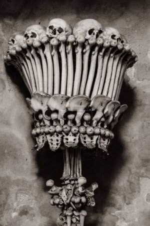 Téléchargez les photos : Un plan vertical de crânes et d'os humains dans la chapelle ossuaire de Sedlec à Kutna Hora, République tchèque - en image libre de droit