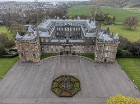 Téléchargez les photos : Une vue aérienne de l'ancien palais de Holyroodhouse à Édimbourg - en image libre de droit