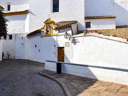 Téléchargez les photos : Un bâtiment blanc Cuesta del Bailo à Cordoue - en image libre de droit