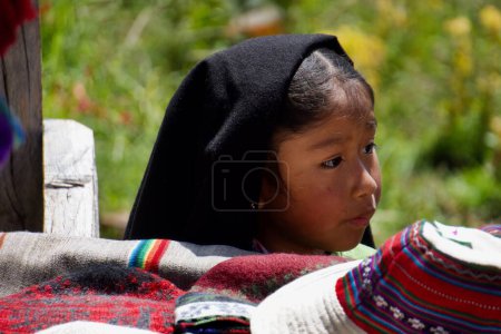 Foto de Un primer plano de una pequeña calle de chicas vendiendo en Puno, Perú contra fondo borroso - Imagen libre de derechos