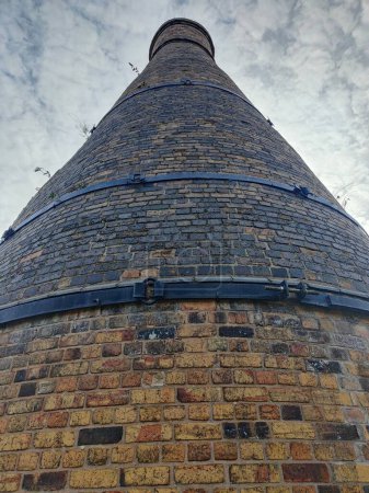 Foto de Una vista vertical de bajo ángulo de un edificio de horno de botella - Imagen libre de derechos