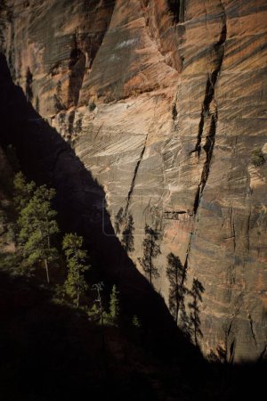 Téléchargez les photos : Vue verticale des falaises historiques du parc national de Zion avec le sentier Angels Landing - en image libre de droit