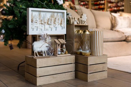 Téléchargez les photos : Une sélection de décorations près d'un sapin de Noël - en image libre de droit
