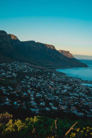 Foto de Un disparo vertical de Camps Bay con mar y acantilado rocoso en Ciudad del Cabo, Sudáfrica - Imagen libre de derechos