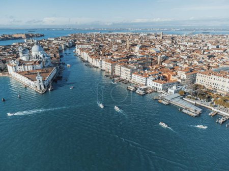Téléchargez les photos : Une vue aérienne du front de mer Venise, Italie par une matinée ensoleillée - en image libre de droit