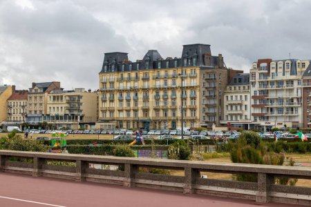Téléchargez les photos : Vue depuis la promenade sur la plage sur l'architecture de l'hôtel Castel Royal, dans la ville portuaire de Dieppe en France - en image libre de droit