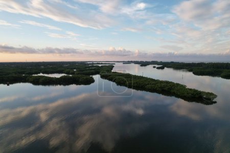 Téléchargez les photos : Une vue aérienne du lac reflétant le ciel bleu nuageux, - en image libre de droit