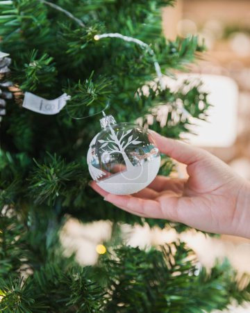 Téléchargez les photos : Une sélection de décorations d'un sapin de Noël à la main - en image libre de droit