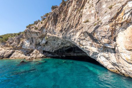 Foto de Una hermosa vista de la notable Cueva del Mar de Papanikolis con un cielo azul en el fondo - Imagen libre de derechos