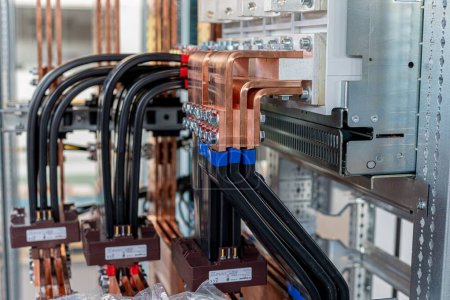 Foto de Una conexión eléctrica de cobre flexible y sólido entre un disyuntor y barras de cobre - Imagen libre de derechos