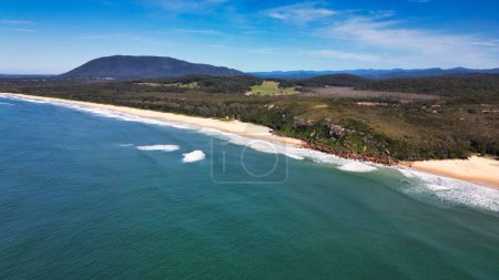 Téléchargez les photos : Une belle vue aérienne d'une plage Grant à NSW, Australie - en image libre de droit