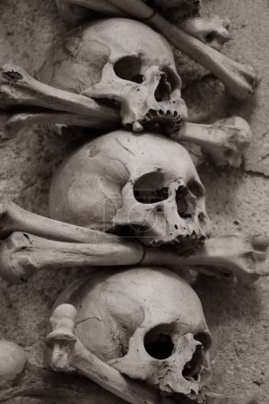 Foto de Un disparo vertical de los cráneos y huesos humanos reales en la Capilla Católica del Osario Sedlec en Kutna Hora en la República Checa - Imagen libre de derechos