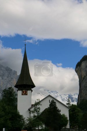 Foto de Un primer plano de una iglesia reformada de Lauterbrunnen en el cantón de Berna, Suiza - Imagen libre de derechos