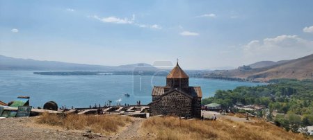 Foto de Una hermosa vista de la Capilla Surb Hakob y el Monasterio Sevanavank en el Lago Sevan en Armenia - Imagen libre de derechos