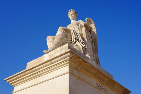 Téléchargez les photos : Un plan en angle bas de la statue de la France victorieuse comme ange assis près du musée du Louvre. - en image libre de droit