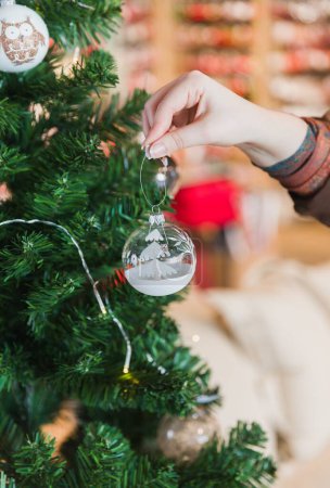 Foto de Un selectivo de decoraciones en un árbol de Navidad - Imagen libre de derechos