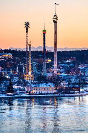 Foto de Un plano vertical del parque de atracciones Stockholm Grona Lund al atardecer - Imagen libre de derechos