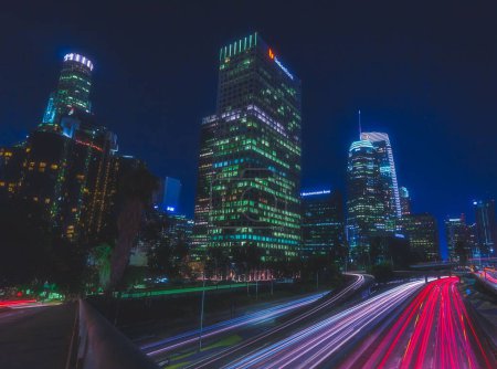 Téléchargez les photos : Un plan à faible angle des bâtiments modernes éclairés du centre-ville de Los Angeles - en image libre de droit
