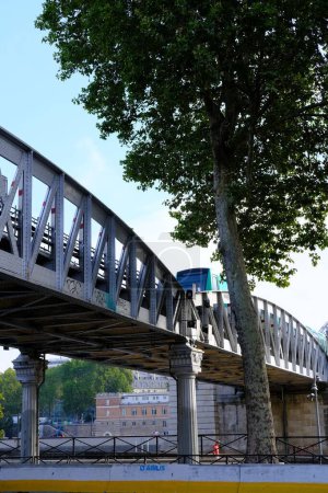 Foto de Un plano vertical de bajo ángulo del histórico puente Charles de Gaule en París, Francia - Imagen libre de derechos