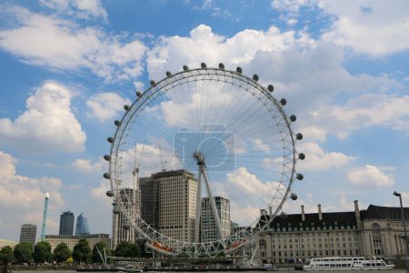 Téléchargez les photos : Un beau cliché du London Eye sur la rive sud de la Tamise à Londres par une journée ensoleillée - en image libre de droit