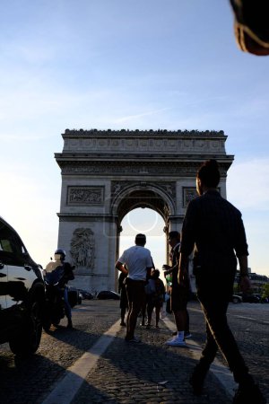 Téléchargez les photos : Plan vertical d'une foule près de l'Arc de Triomphe historique à Paris, France - en image libre de droit