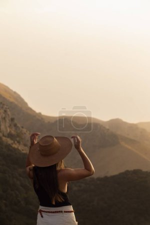 Téléchargez les photos : Une exploratrice avec vue sur la montagne au coucher du soleil - en image libre de droit