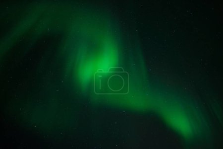 Foto de Un hermoso disparo de aurora verde brillante luces del norte sobre las montañas en Noruega - Imagen libre de derechos