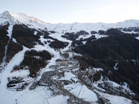 Foto de Un paisaje de la ciudad de Pila en el valle de Aosta. Destino de esquí y snowboard en Italia - Imagen libre de derechos