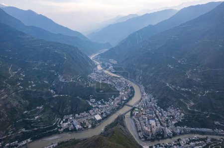 Téléchargez les photos : Vue aérienne du comté de Wenchuan, de la préfecture d'Aba, de la province du Sichuan et des villages de montagne voisins - en image libre de droit