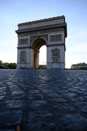 Téléchargez les photos : Un plan vertical de l'Arc de Triomphe historique à Paris, France - en image libre de droit