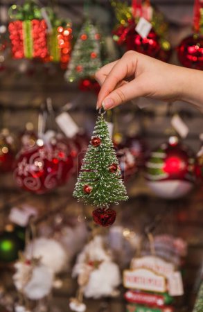 Foto de Un selectivo de decoraciones de un árbol de Navidad en una mano - Imagen libre de derechos