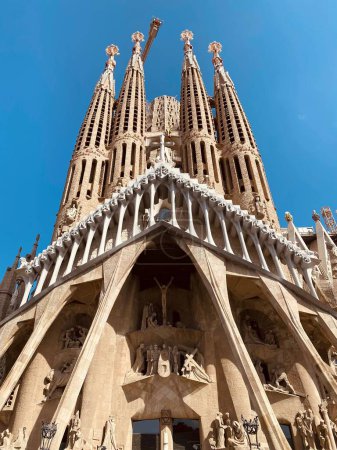 Foto de Un plano vertical de ángulo bajo de la Sagrada Familia. Barcelona, Cataluña, España. - Imagen libre de derechos