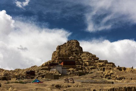 Foto de Las ruinas del histórico Reino de Guge con muros destruidos y arquitectura en el País de Zada, Tibet - Imagen libre de derechos