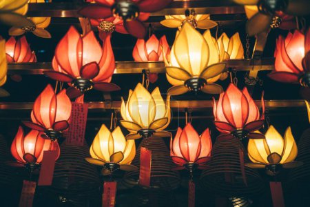 Foto de Un primer plano de linternas coloridas en forma de loto que cuelgan en un templo - Imagen libre de derechos