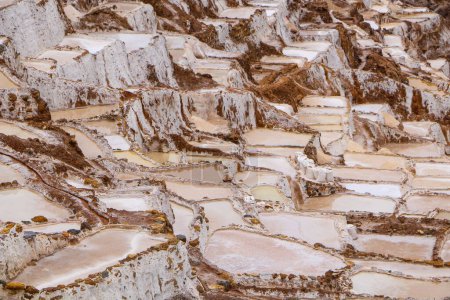 Téléchargez les photos : Les étangs d'évaporation de sel dans les mines de sel de Maras dans la ville de Cusco la vallée sacrée, Pérou - en image libre de droit