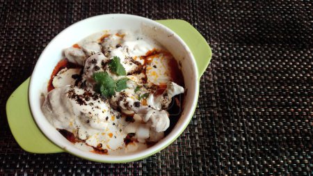 Téléchargez les photos : Malai Chicken Curry est une préparation du nord de l'Inde où les morceaux de poulet marinés au yaourt sont cuits avec de la crème, du lait et des épices de base. - en image libre de droit