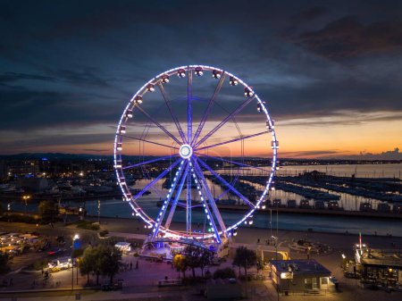 Téléchargez les photos : Une grande roue la nuit avec des lumières colorées à Rimini, Italie - en image libre de droit