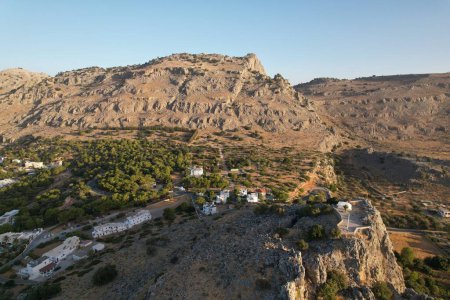 Téléchargez les photos : Vue aérienne d'une ville sur un terrain rocheux avec un ciel bleu en arrière-plan, Rhodes, Grèce - en image libre de droit