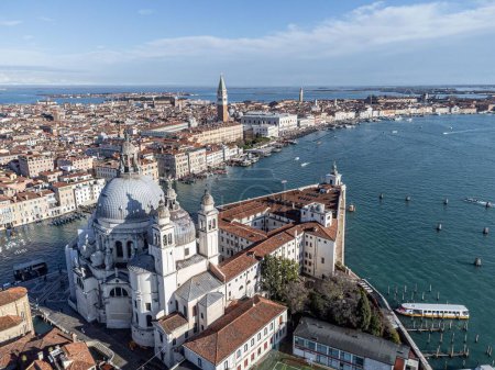 Téléchargez les photos : Vue aérienne de la basilique Santa Maria della Salute par une matinée ensoleillée - en image libre de droit