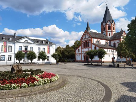 Téléchargez les photos : Le bureau du gouvernement municipal (Stadtverwaltung) et l'église catholique Saint-Pierre par une journée ensoleillée à Sinzig, en Allemagne - en image libre de droit