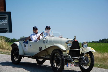 Foto de URBINO - ITALIA - 16 JUN - 2022: BUGATTI T 37 1926 en un viejo coche de carreras en el rally Mille Miglia 2022 la famosa carrera histórica italiana - Imagen libre de derechos