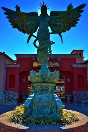 Téléchargez les photos : Un plan vertical de la statue historique de Sedona City Angel en Arizona - en image libre de droit