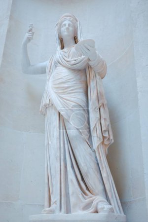 Téléchargez les photos : Un plan vertical de la Campana Hera. Musée du Louvre, Paris, France. - en image libre de droit